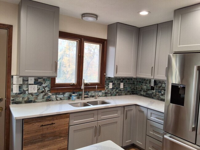 Foto del edificio - Oak Ridge 37830 - 4 bedroom 2.5 bath - call Sharon Arnwine 865-313-7215
