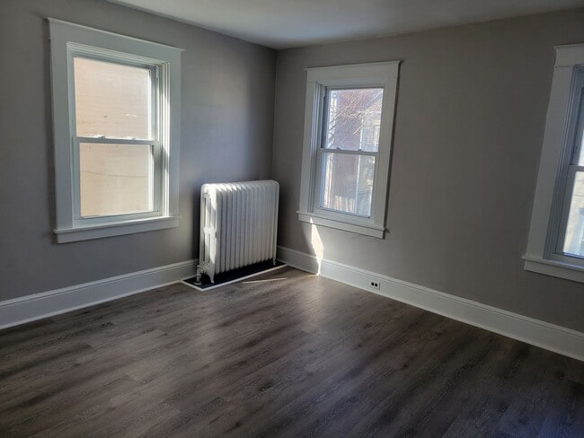 Building Photo - Spacious 4 bedroom House