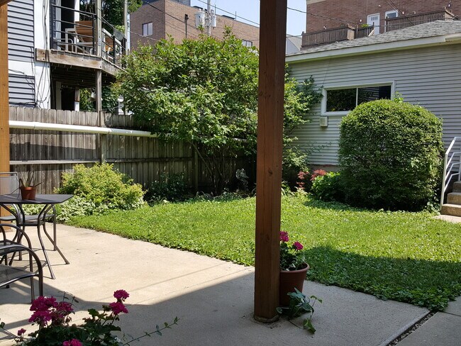 Building Photo - 2527 N Marshfield Ave