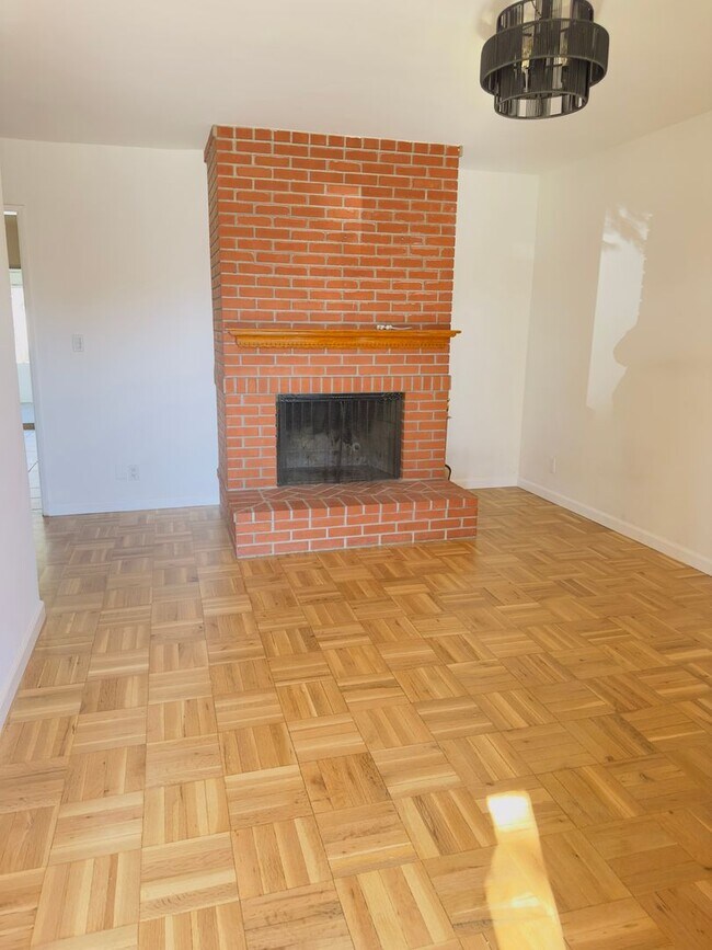 Foto del edificio - 3-Bedroom Home with Paid Solar & Bonus Outdoor Space in Northridge