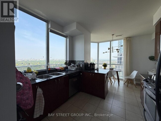 Building Photo - 5791 Yonge St