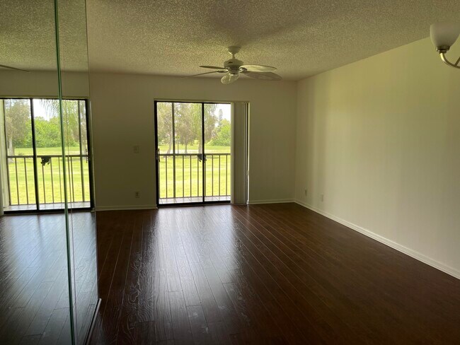 Foto del edificio - 7149 Golf Colony Ct