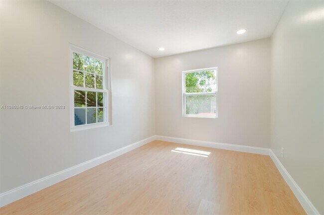 Building Photo - 725 22nd St