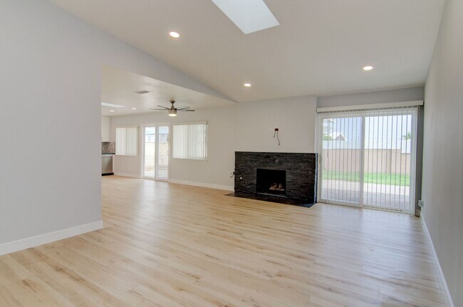 Foto del edificio - Turnkey Huntington Beach Home with Modern ...