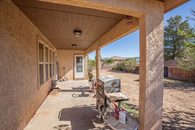 Building Photo - 3 Bedroom 2 Bathroom