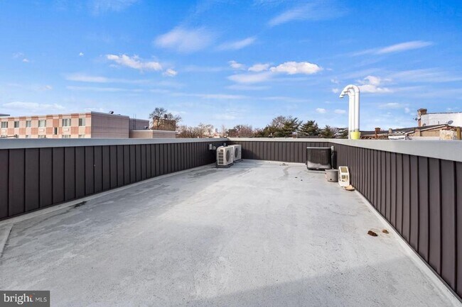 Foto del edificio - 2150 N Front St