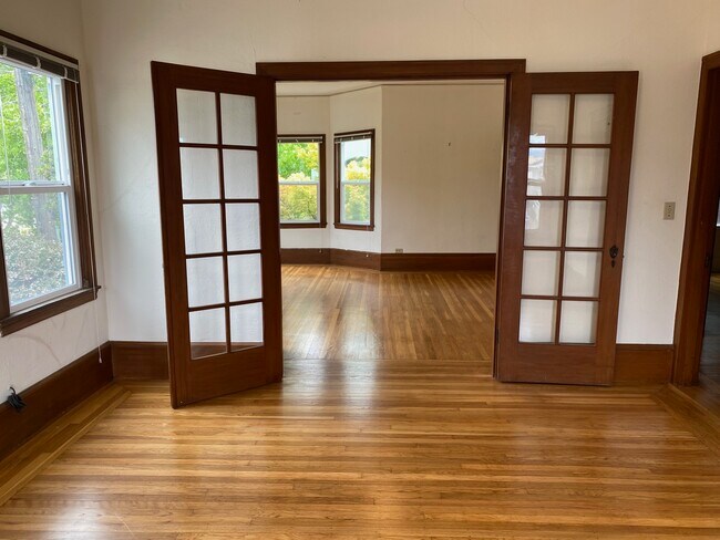 Las puertas francesas conectan sala de estar y comedor - 477 Hanover Ave