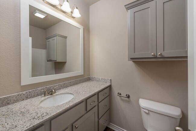 Building Photo - Spacious 5 Bed, 5.5 Bath with Beautiful Fe...