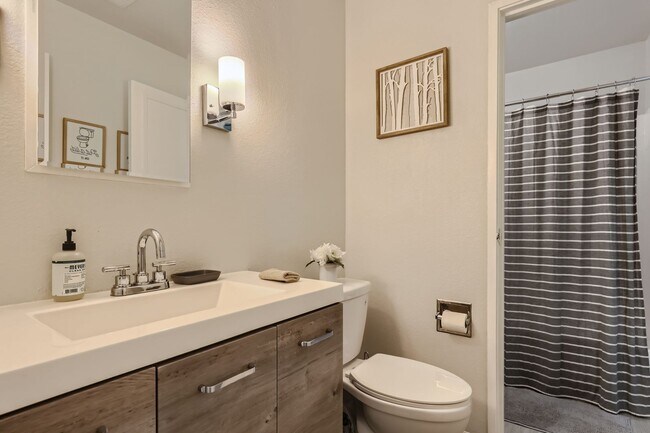 Foto del edificio - 2-bedroom, 1-bathroom condo in the heart o...