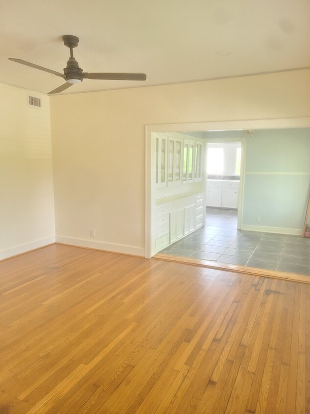 Sala de estar - 4703 Chenevert St