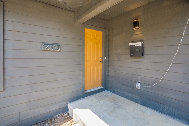 Foto del edificio - BEAUTIFULLY-RENOVATED JEFFERSON HEIGHTS HOME