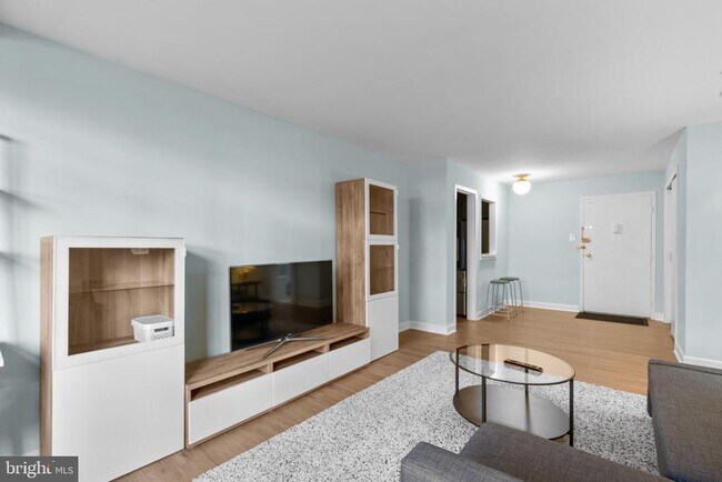 Foto del edificio - 2401 H St NW