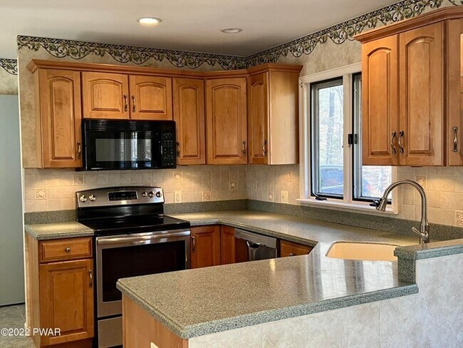 Foto del edificio - Sprawling 3Br, 2Ba Ranch w/ 250 feet of ri...