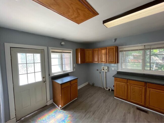 Foto del edificio - 518 W Cave Springs Ave