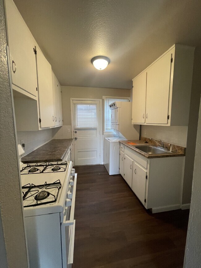 Building Photo - NO APPLICATION FEE! Pay Deposit only to mo...