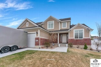 Building Photo - 727 Sandhill Dr