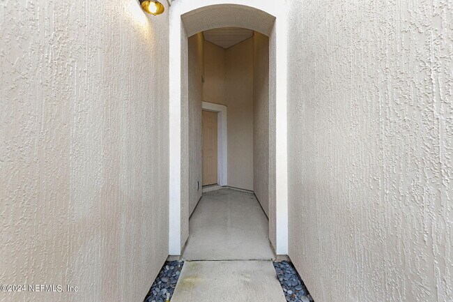 Building Photo - 28 Via Sonrisa