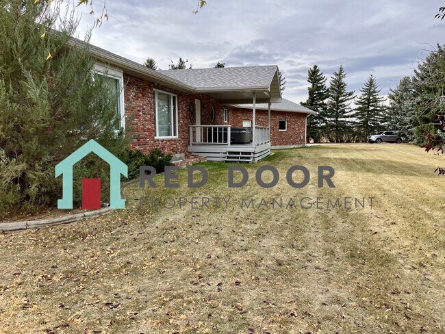 Foto del edificio - Spacious 4-Bedroom Home on 2.5 Acres Near ...