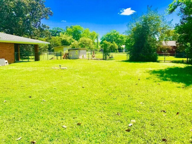 Building Photo - 234 Camelia Dr