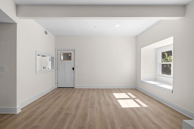 Building Photo - AVAILABLE NOW. 3 BED 1 BATH. IDEAL LOCATIO...