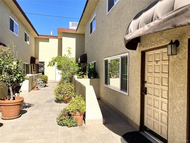 Lovely, quiet patio area. - 4370 Colfax Ave