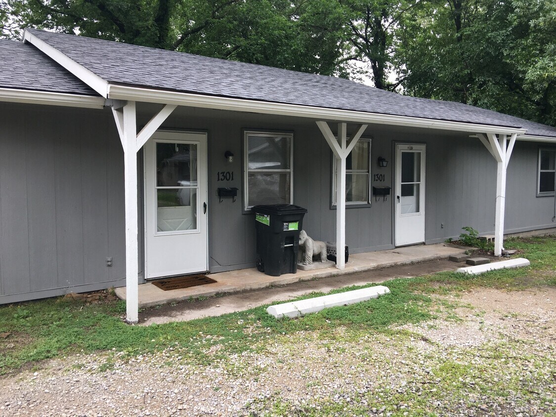 1301 E 9th St Unit 1301 E 9th St. B, Pittsburg, KS 66762 Room for