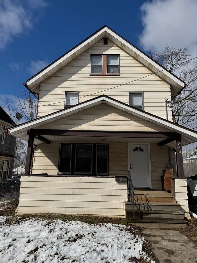 Foto principal - Charming 3 Bedroom Home Akron