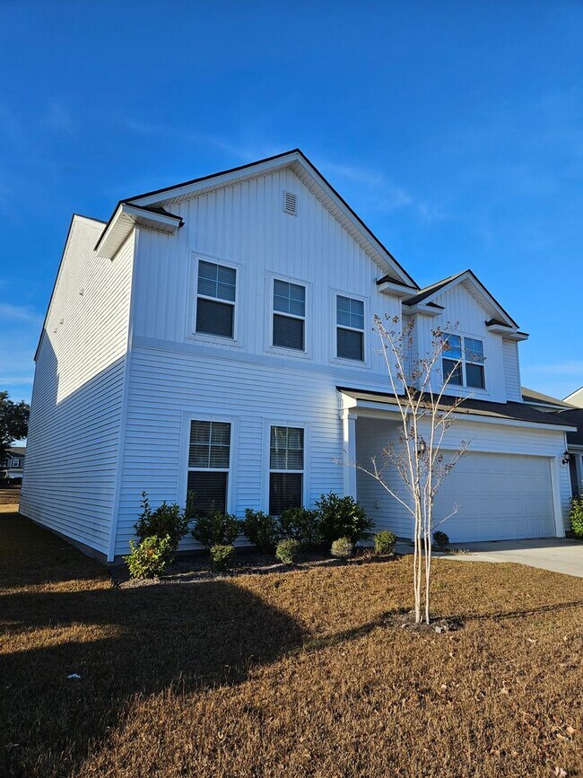 Foto del edificio - Spacious Two-Story Living on a Premium Lot...