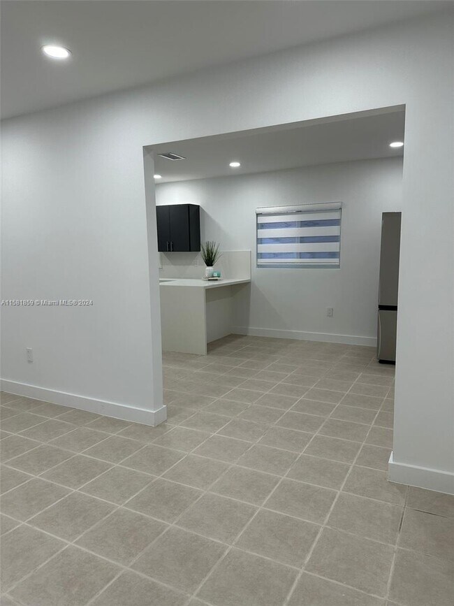 Foto del edificio - 1085 W 23rd St