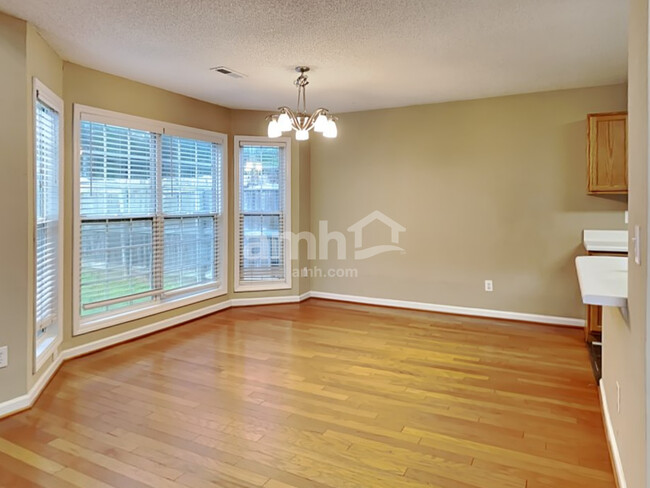 Foto del edificio - 4220 Lake Woodard Drive