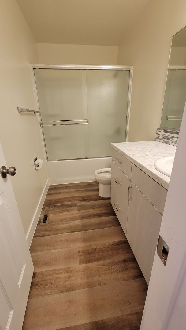 Building Photo - 2 Bdrm Duplex