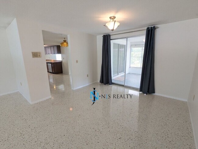 Foto del edificio - Large open 2/2/1 1378 Sq. Ft. with freshly...