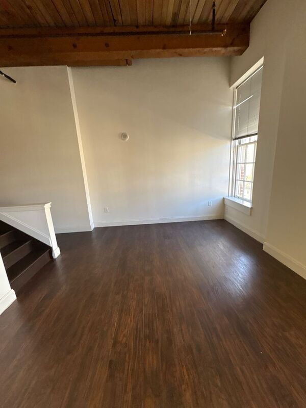 Foto del edificio - 344 N Charles St