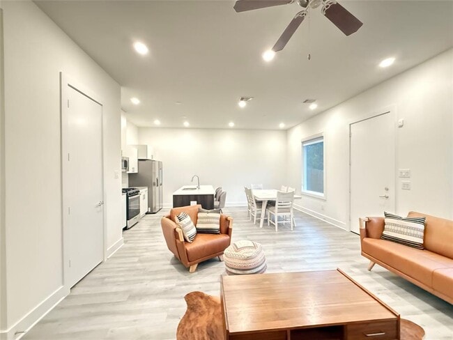 Building Photo - 9644 Habitat St