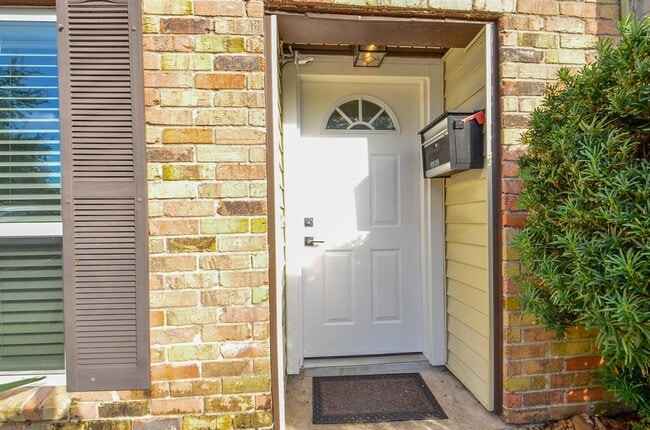 Building Photo - 10608 Hazelhurst Dr
