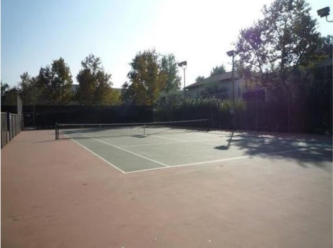 Foto del edificio - Charming 2-Bedroom Condo with Community Pool & Utilities Included in Newhall!