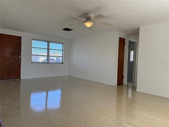 Foto del edificio - 3838 Beechwood Dr