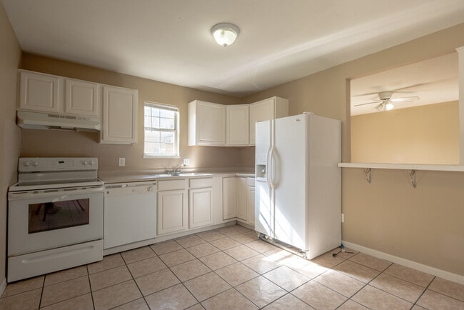 Building Photo - 7561 Windsor Oaks