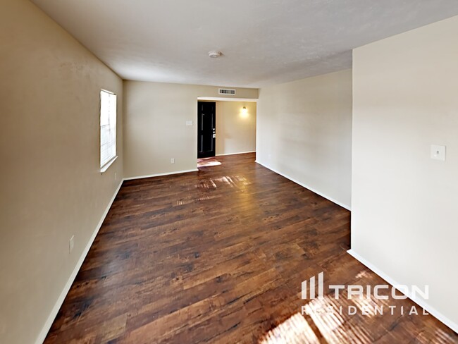 Foto del edificio - 7125 Hardwood Trail
