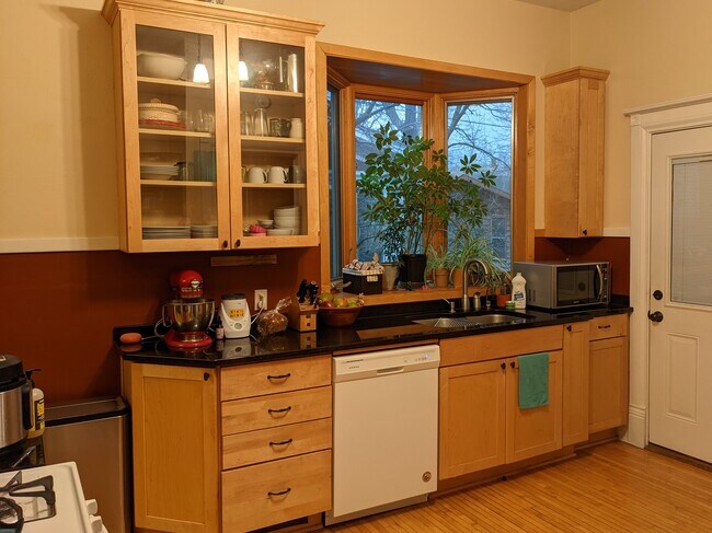 kitchen looking SW - 2532 Bryant Ave S