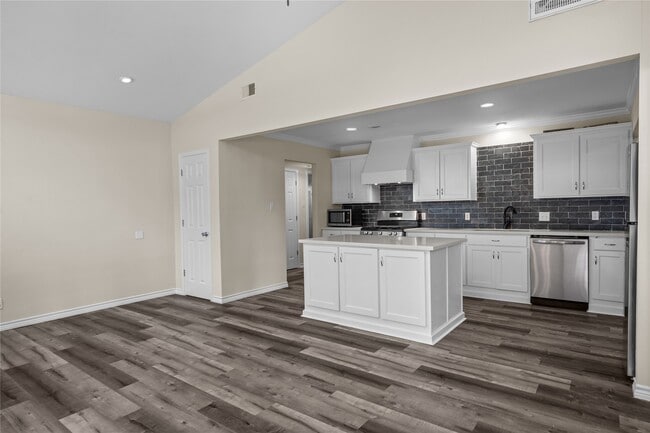 Building Photo - 1909 16th Ave N