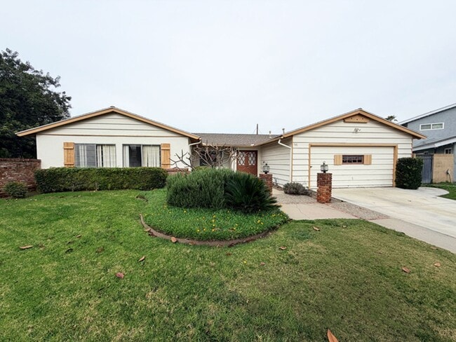 3 Bdrm/2 Bath Home w/Large Yard and Garage in Anaheim - 3 Bdrm/2 Bath Home w/Large Yard and Garage in Anaheim