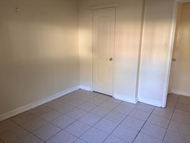 Foto del edificio - 1735 Woody Dr