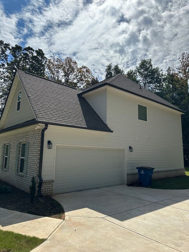Building Photo - 656 E Lake Rd