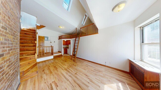 Building Photo - 317 W 107th St