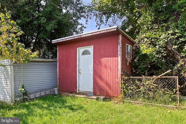 Foto del edificio - 4816 Woodlawn Dr