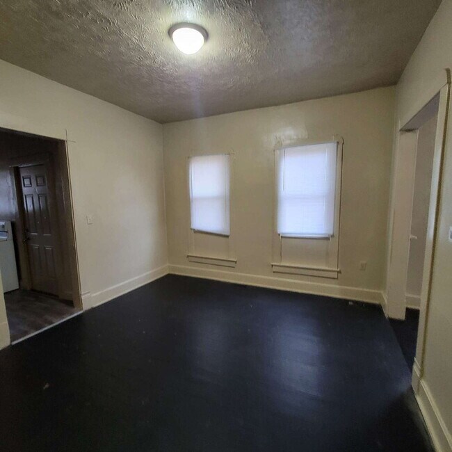 Building Photo - Quick Commute Downtown!