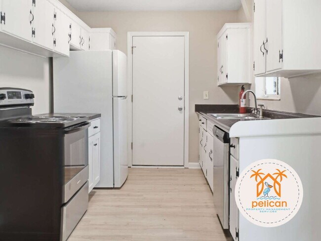 Foto del edificio - Charming 3-Bedroom, 2-Bath Home on a Shaded Lot in Pensacola