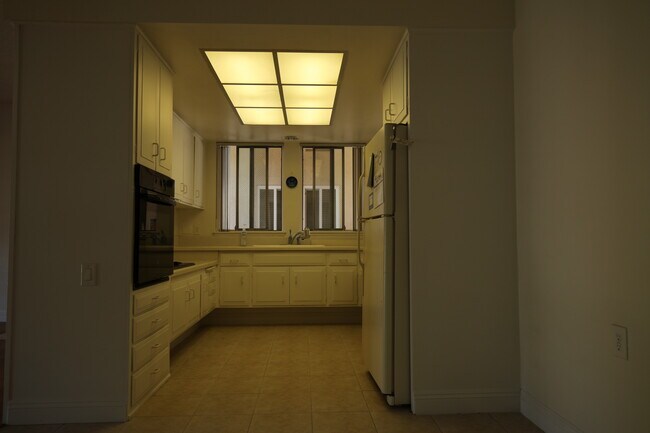 Kitchen - 563 Avenida Sevilla