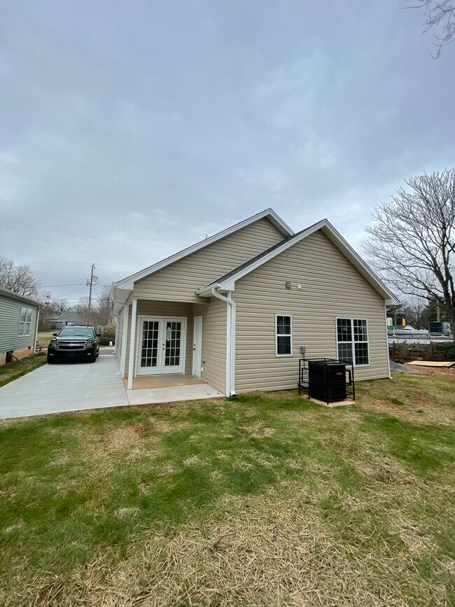 Building Photo - 1322 E 1st St